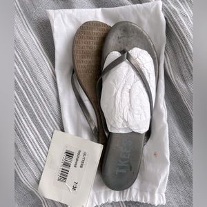 TTKEES flip flop metallic grey